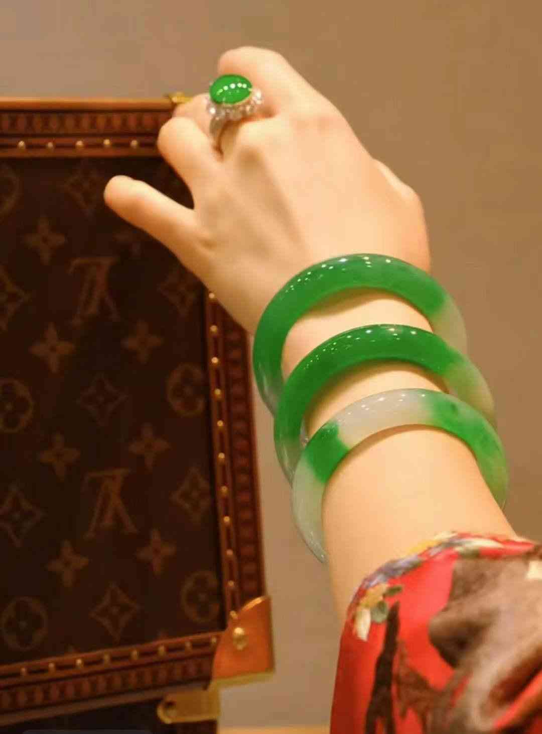 戴玉手鐲的好處和功效(戴玉手鐲的功效與作用)