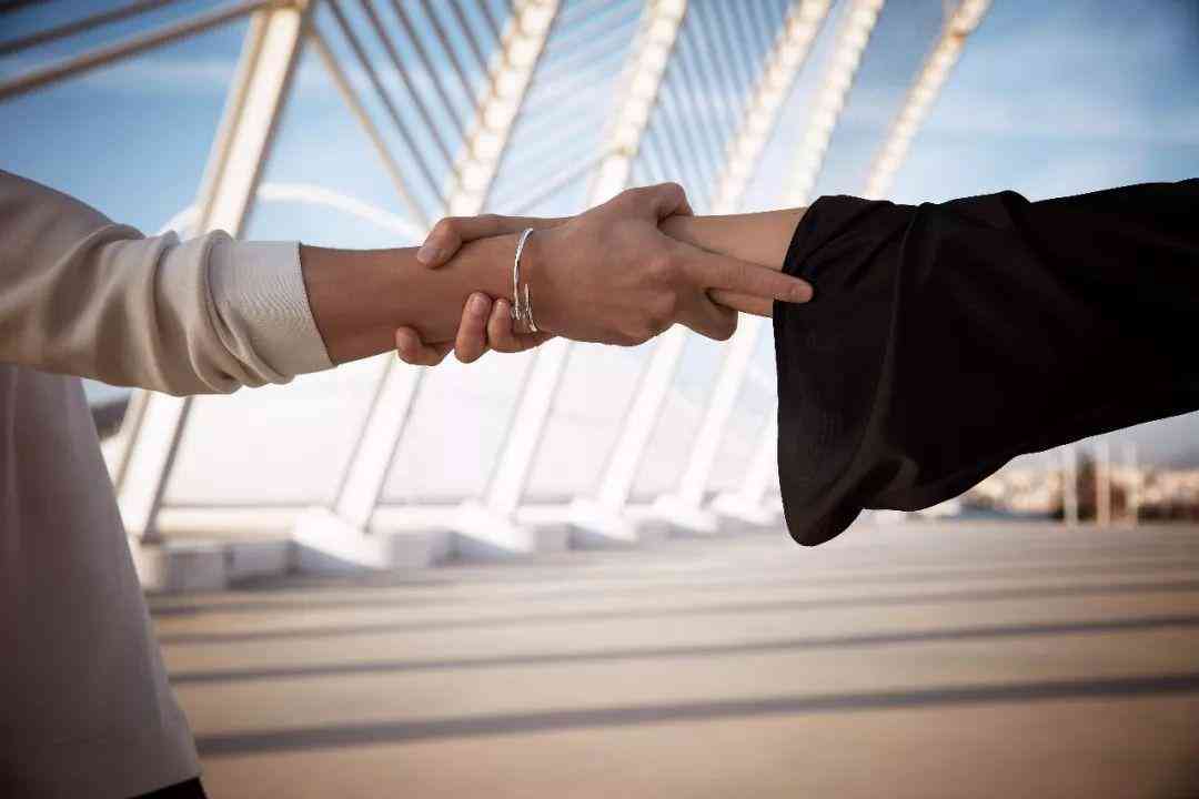 卡地亞釘子手鐲價(jià)格(卡地亞釘手鐲的圖片)