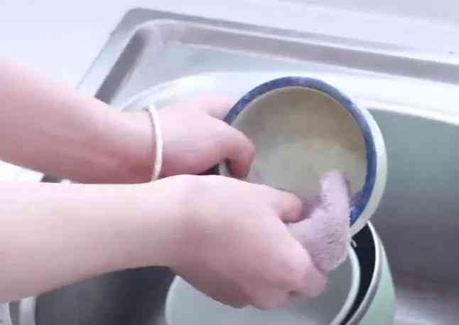 銀鐲子戴左手還是右手(女士銀鐲子戴左手還是右手)