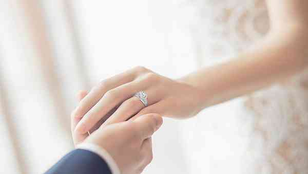 女生右手食指戴戒指是什么意思(女生右手食指戴戒指表示什么意思)