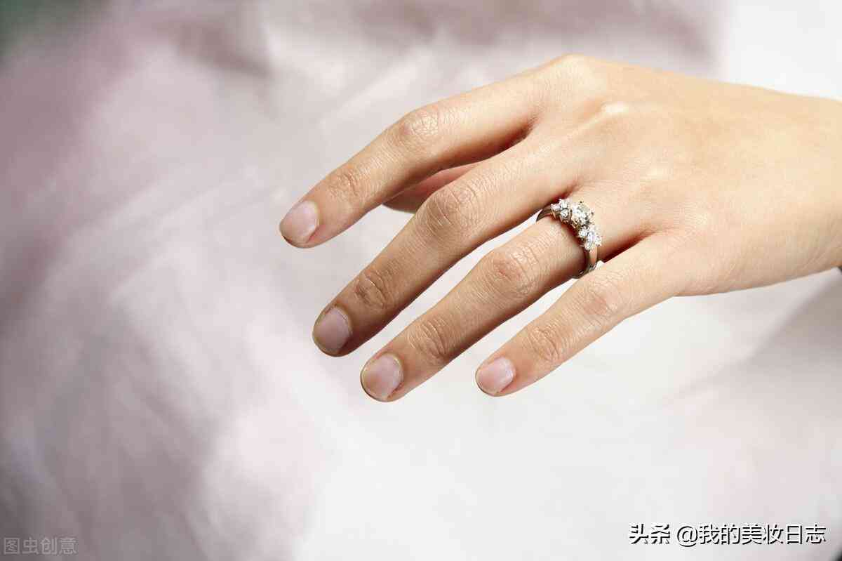 單身女生戴戒指戴法(單身女生戴戒指戴法圖)