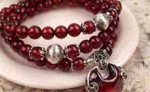 女人戴石榴石幾圈好(女人戴石榴石幾圈好一點(diǎn))