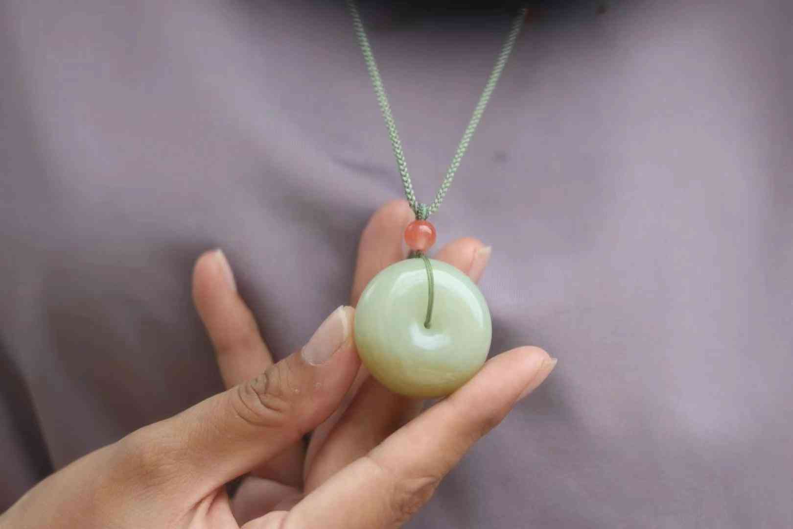 怎么判斷玉已經(jīng)戴活了(怎么判斷玉鐲已經(jīng)戴活了)