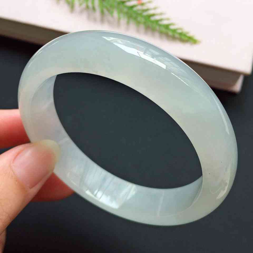 一萬元左右的翡翠手鐲(一萬元的翡翠手鐲怎么樣)