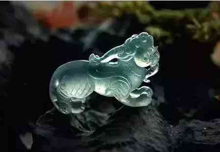 翡翠貔貅的寓意及象征(翡翠貔貅吊墜的寓意是什么)