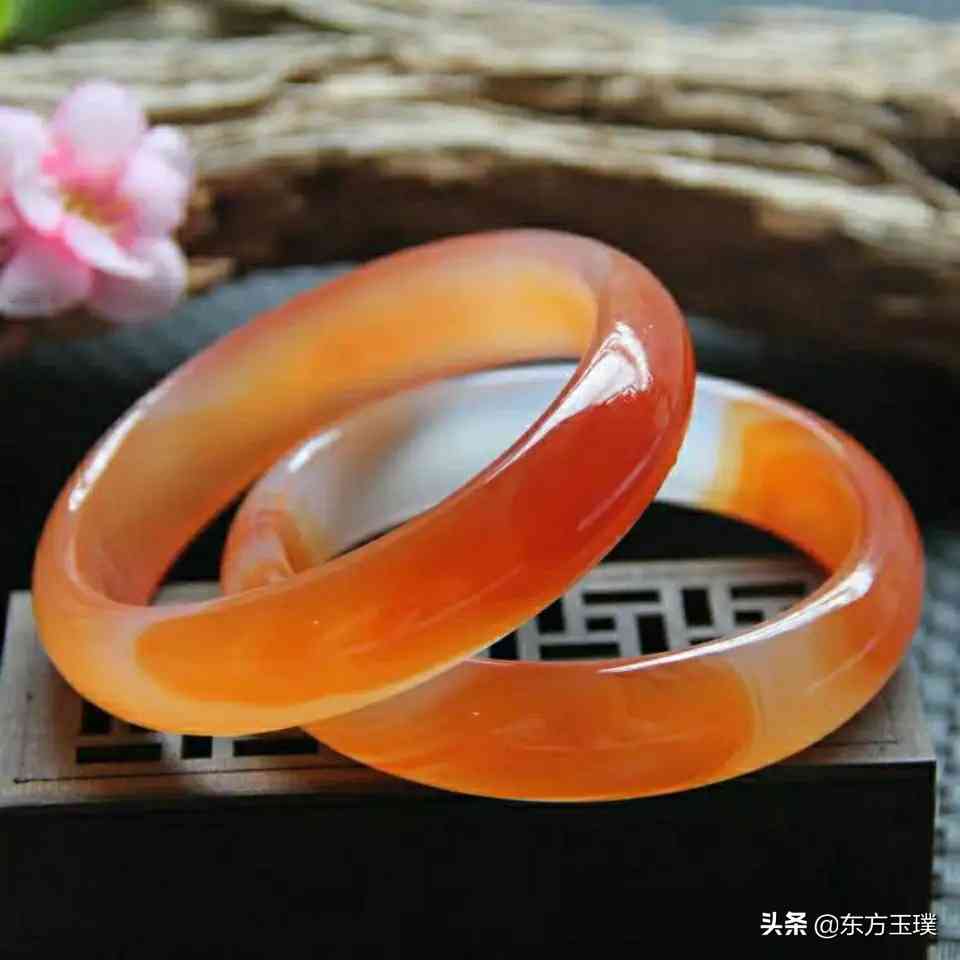 玉和瑪瑙哪個(gè)對(duì)身體好(翡翠和瑪瑙哪個(gè)對(duì)身體更好)