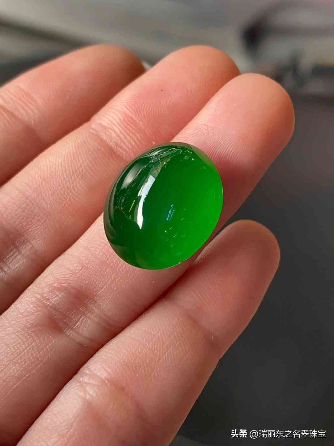 和田玉值錢還是翡翠值錢(翡翠和和田玉有什么區(qū)別,誰值錢)