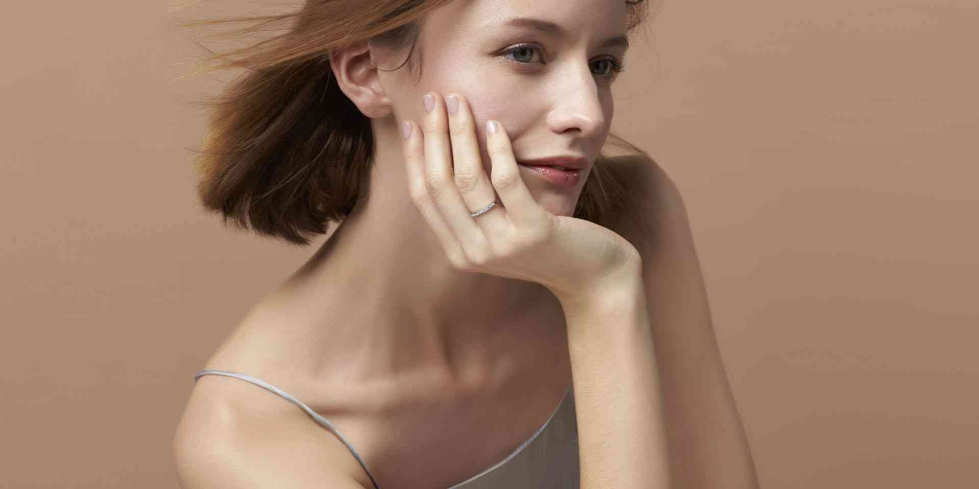 女士結(jié)婚戒指戴哪只手(女士結(jié)婚戒指戴哪只手比較好)