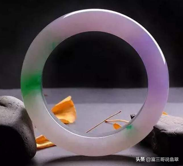 春帶彩翡翠手鐲一般多少錢(春帶彩翡翠手鐲價位講解)