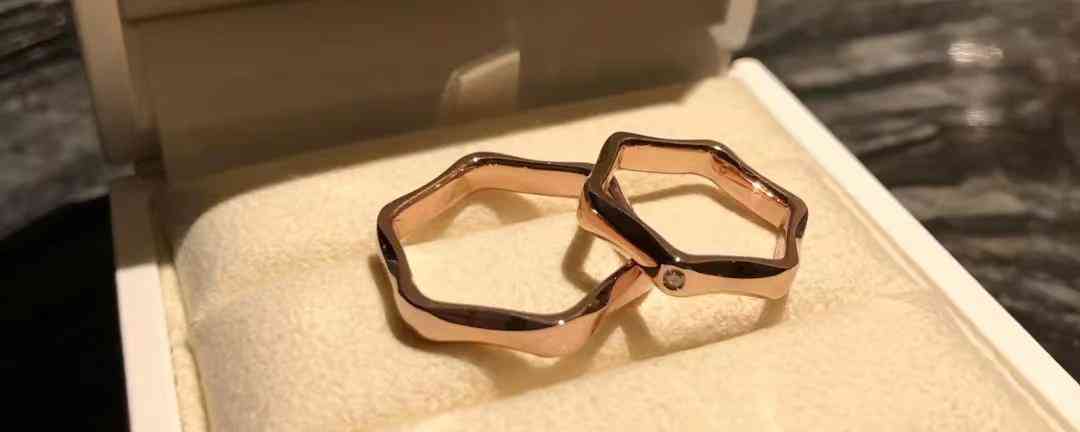 結(jié)婚戒指是互相買(mǎi)還是男方買(mǎi)(結(jié)婚戒指是由男方買(mǎi)還是女方買(mǎi))