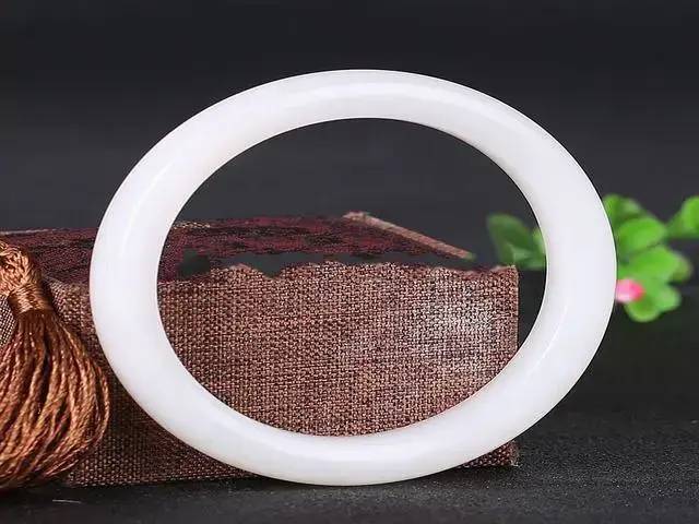 黑青玉手鐲(黑青玉手鐲適合什么人戴)