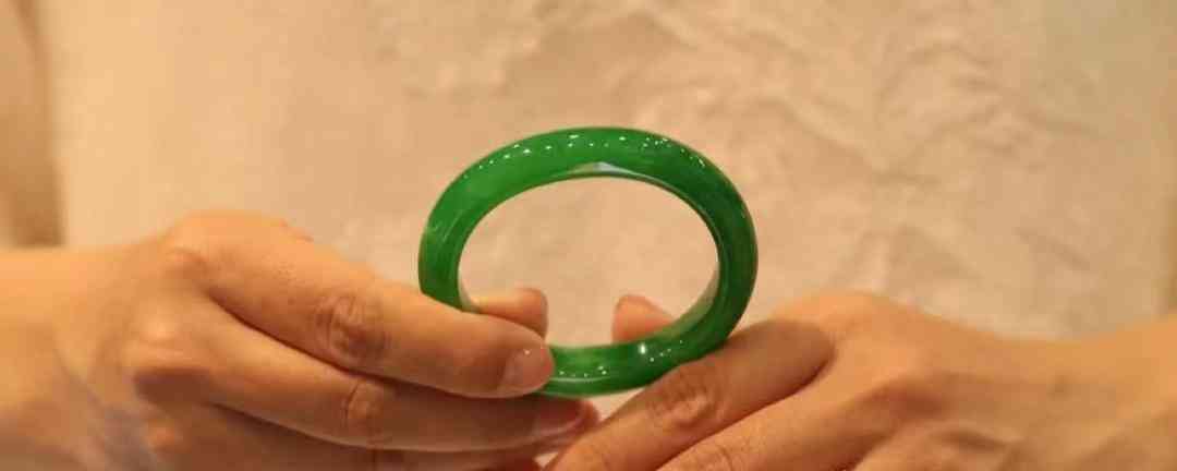 如何鑒別翡翠手鐲真假(怎樣鑒別翡翠手鐲真假)