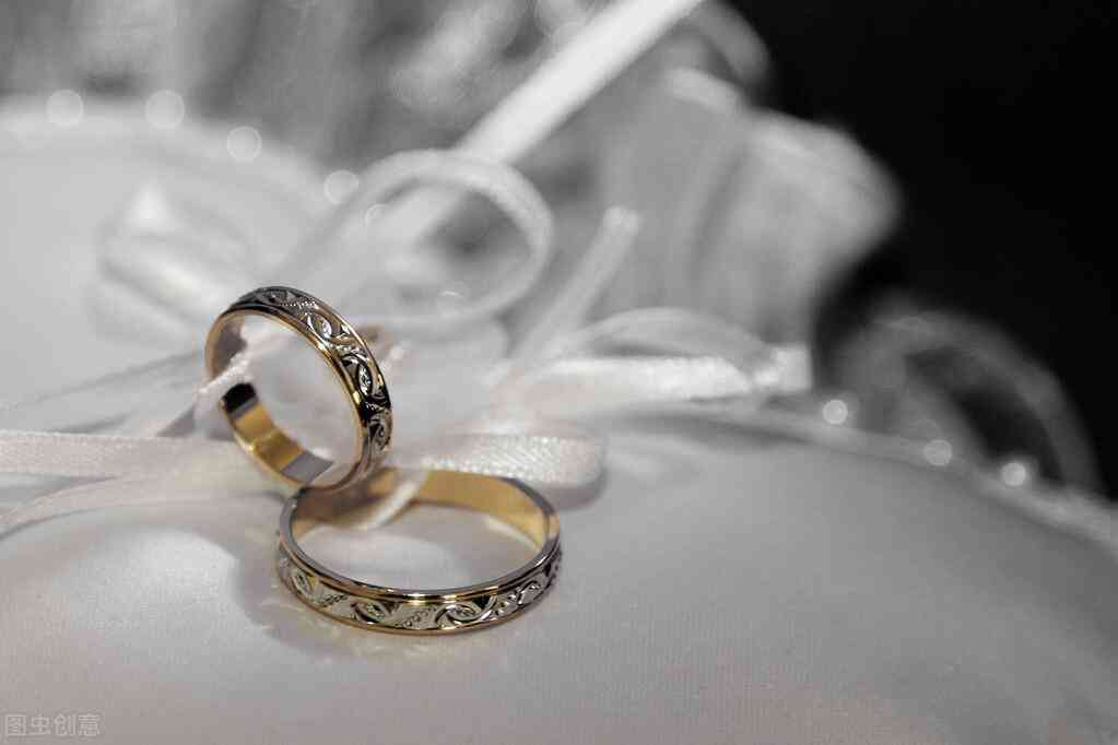 女士每個(gè)手指戴戒指的意義(女人每個(gè)手指戴戒指代表的意義)