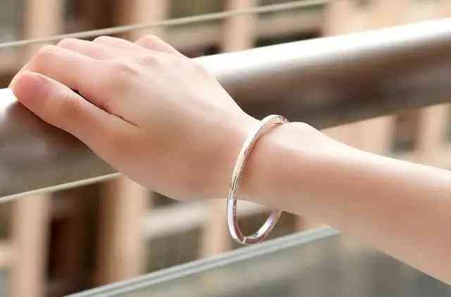 手鐲應該戴在哪只手上(手鐲戴哪個手好)插圖1