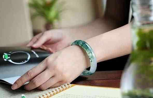 手鐲應該戴在哪只手上(手鐲戴哪個手好)插圖2