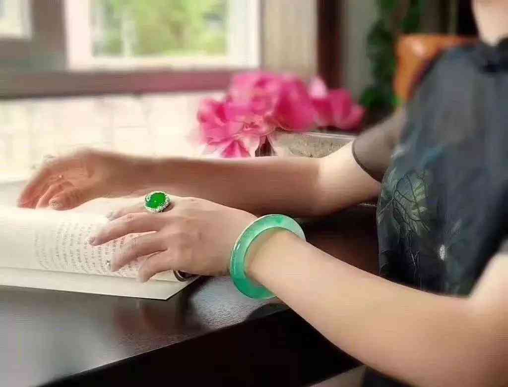 手鐲應該戴在哪只手上(手鐲戴哪個手好)插圖3