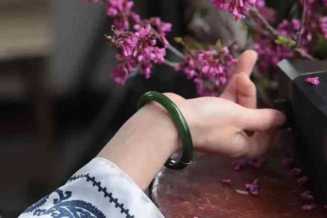 手鐲應該戴在哪只手上(手鐲戴哪個手好)插圖8