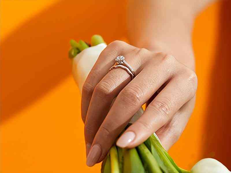 訂婚戒指買一對(duì)還是一個(gè)(鉆戒一克拉多少錢)插圖2