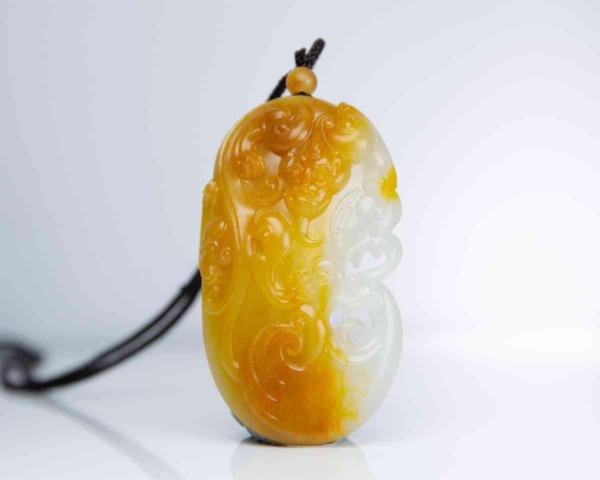 怎么分辨和田玉的好壞(真玉和假玉在燈光下有啥區(qū)別)