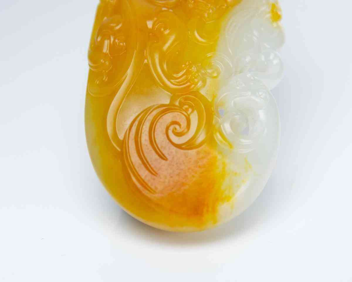 怎么分辨和田玉的好壞(真玉和假玉在燈光下有啥區(qū)別)插圖1