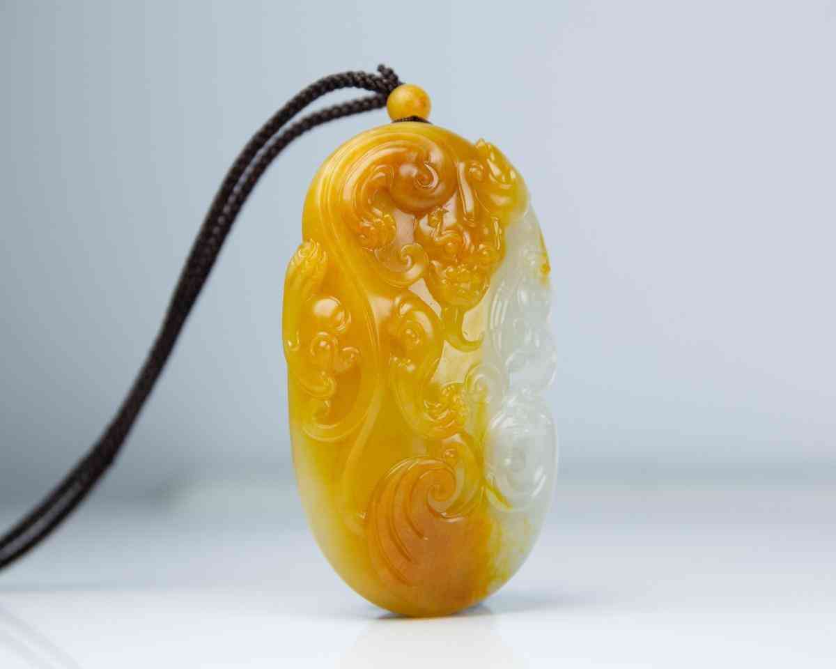 怎么分辨和田玉的好壞(真玉和假玉在燈光下有啥區(qū)別)插圖2