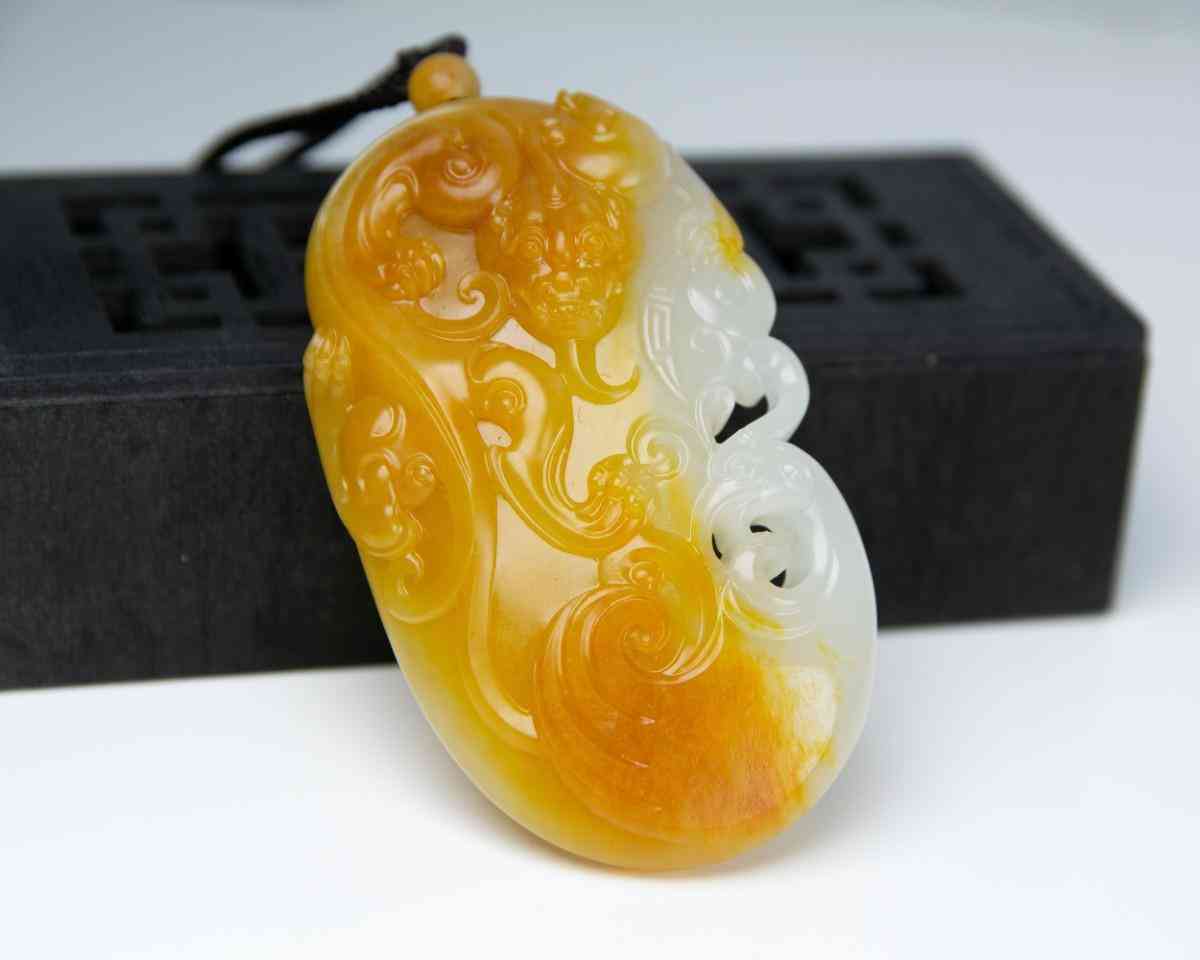 怎么分辨和田玉的好壞(真玉和假玉在燈光下有啥區(qū)別)插圖3