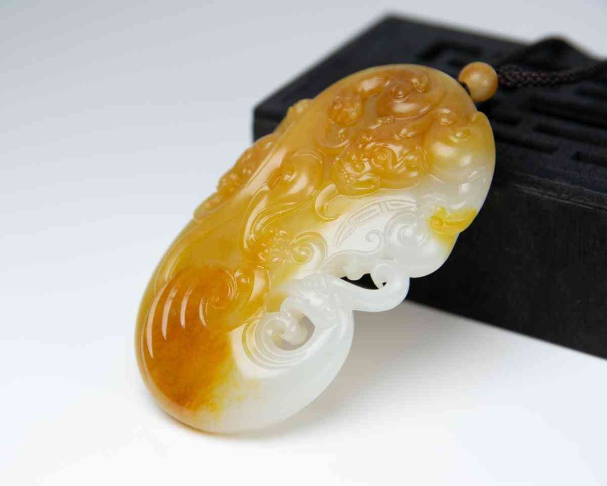 怎么分辨和田玉的好壞(真玉和假玉在燈光下有啥區(qū)別)插圖4