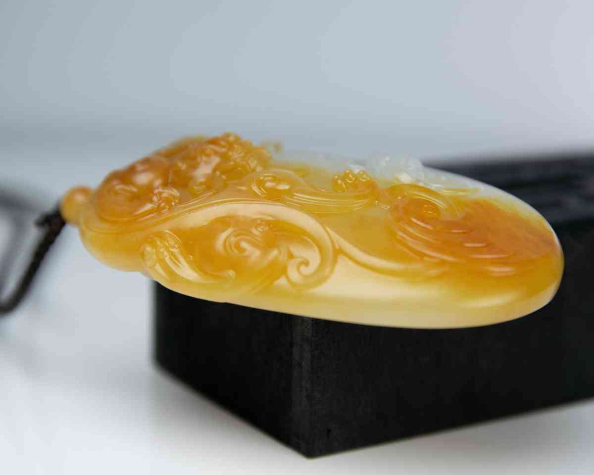 怎么分辨和田玉的好壞(真玉和假玉在燈光下有啥區(qū)別)插圖5