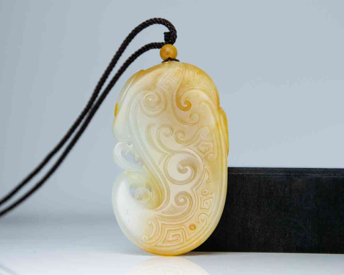 怎么分辨和田玉的好壞(真玉和假玉在燈光下有啥區(qū)別)插圖6