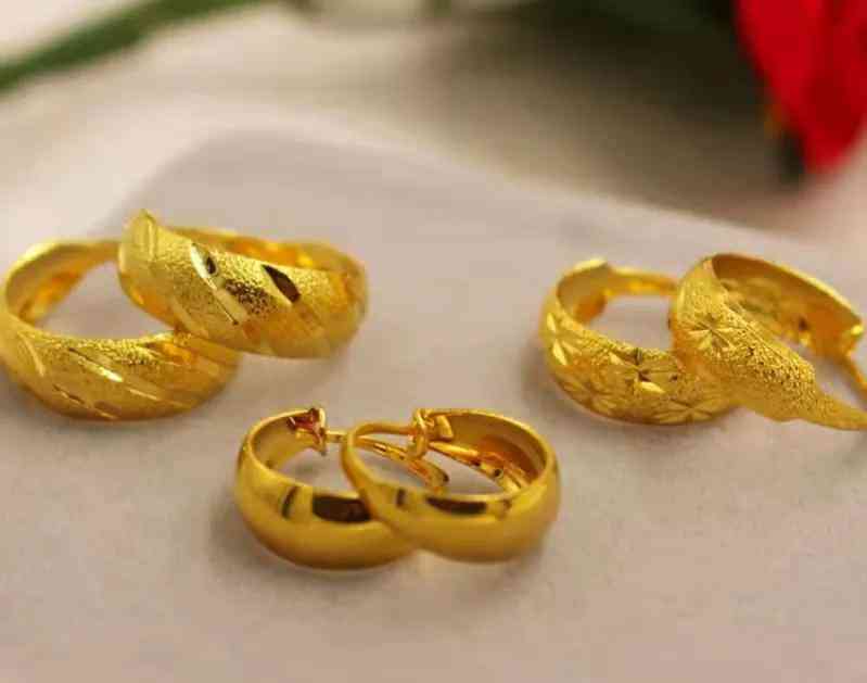 金耳環(huán)一般多少克(金耳環(huán)多少錢一克)插圖1