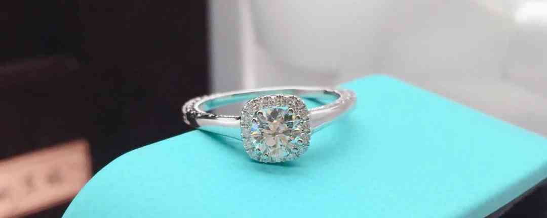 鉆戒怎么辨別真假(周大福鉆戒怎么辨別真假)