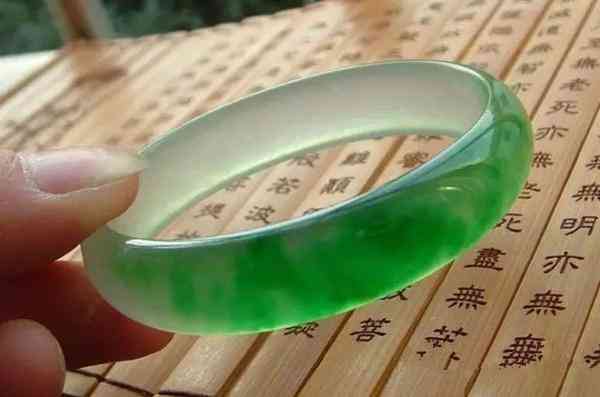 翡翠手鐲a貨價(jià)格(翡翠手鐲a貨價(jià)格5000)插圖2