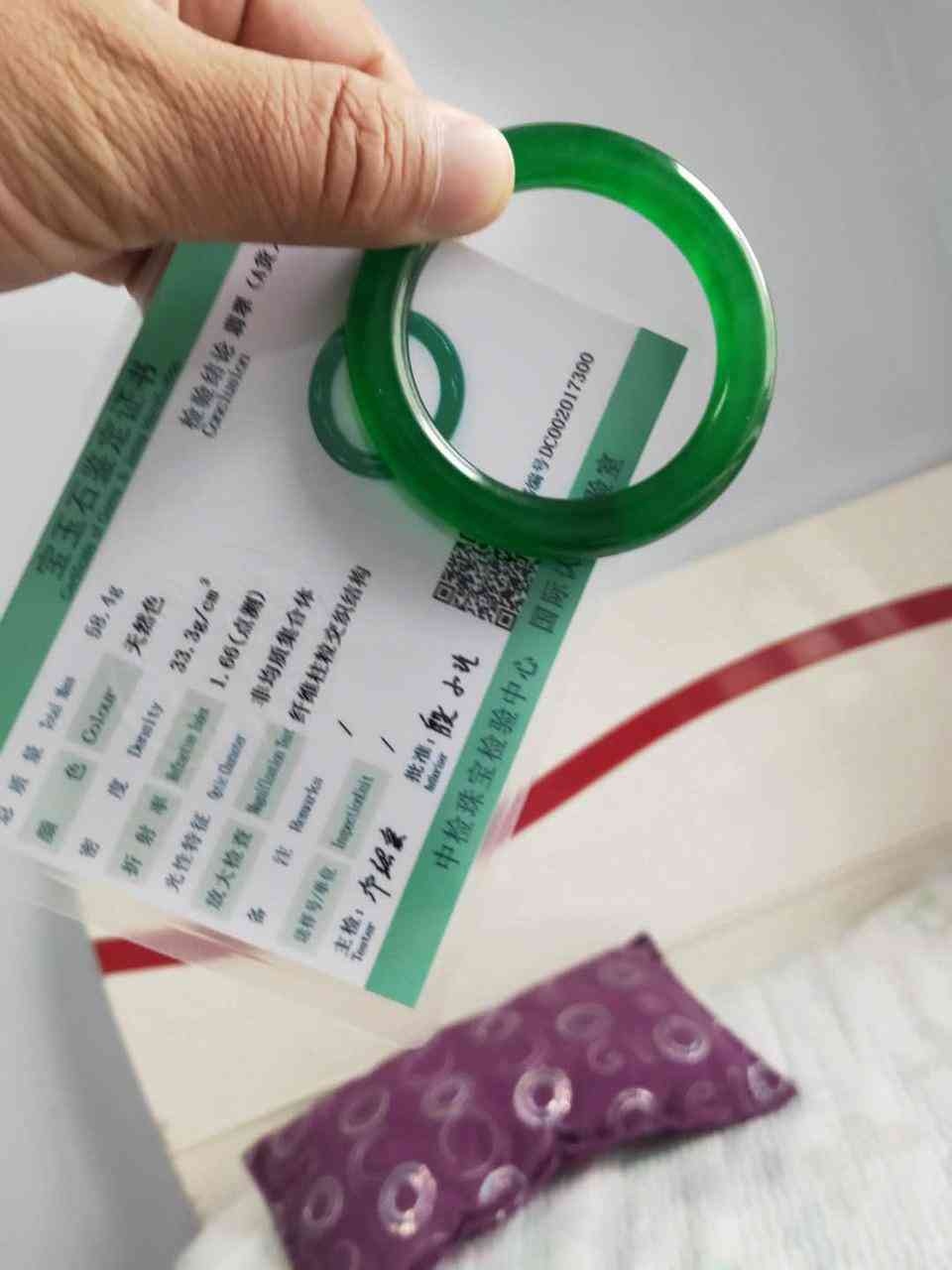 翡翠a貨怎么鑒定真假(翡翠鑒別最簡單方法水泡)