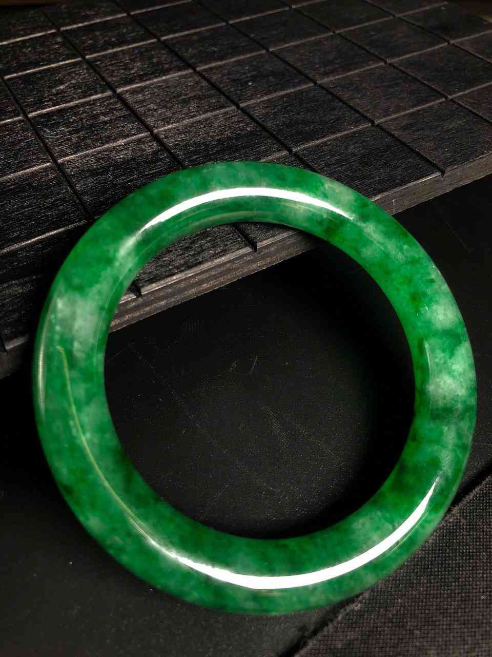 翡翠a貨怎么鑒定真假(翡翠鑒別最簡單方法水泡)插圖1