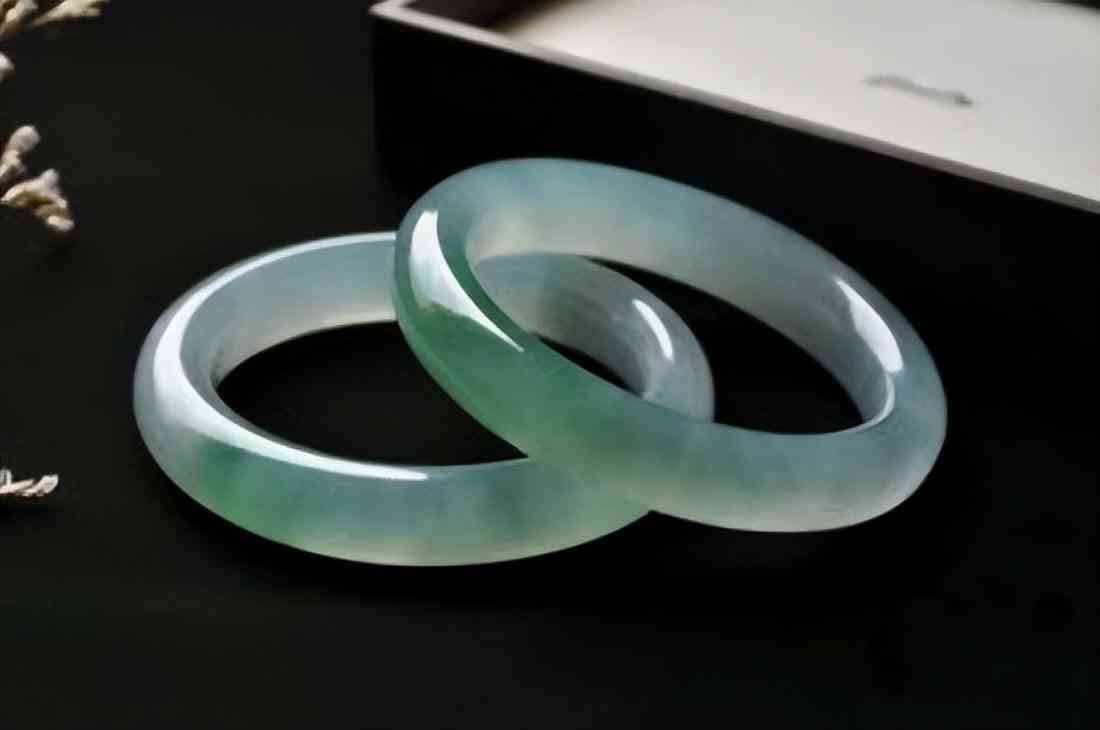 怎樣鑒別翡翠的真假一杯水(翡翠里面有棉絮狀圖解)