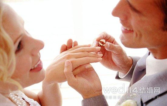 結(jié)了婚的男人戒指戴哪個手指(結(jié)了婚的男人戒指戴哪個手指頭)插圖1