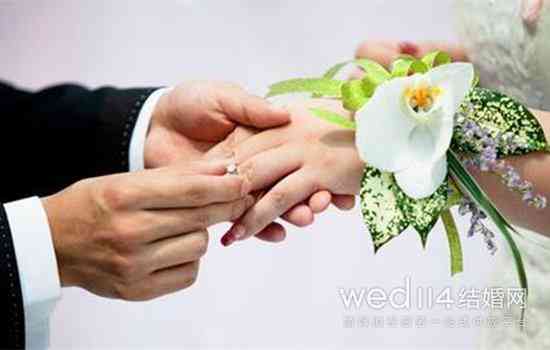 結(jié)了婚的男人戒指戴哪個手指(結(jié)了婚的男人戒指戴哪個手指頭)插圖2