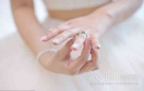 結(jié)了婚的男人戒指戴哪個手指(結(jié)了婚的男人戒指戴哪個手指頭)插圖3