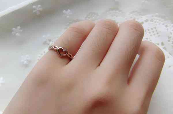 尾戒的含義與戴法(尾戒戴在左手右手上的意義)插圖3