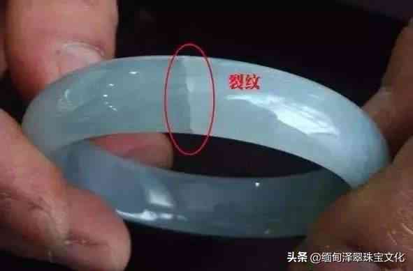 翡翠手鐲有裂紋怎么辦(有裂紋的翡翠手鐲能戴嗎)