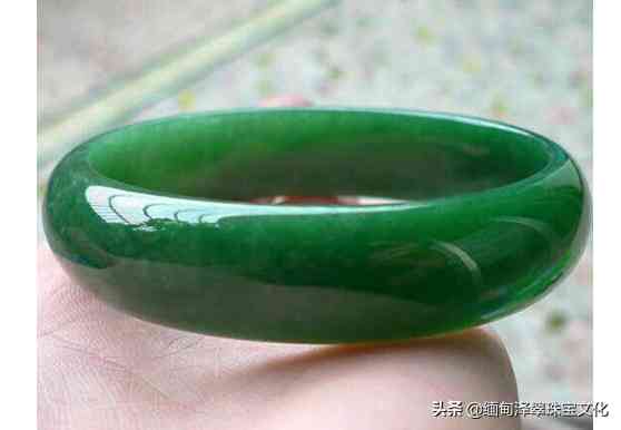 翡翠手鐲有裂紋怎么辦(有裂紋的翡翠手鐲能戴嗎)插圖1