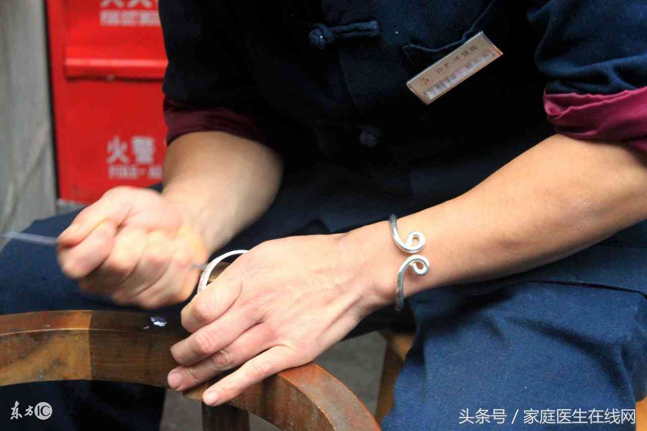 銀項(xiàng)鏈變黑是身體不好嗎(銀項(xiàng)鏈發(fā)黑說明身體不好嗎)插圖2