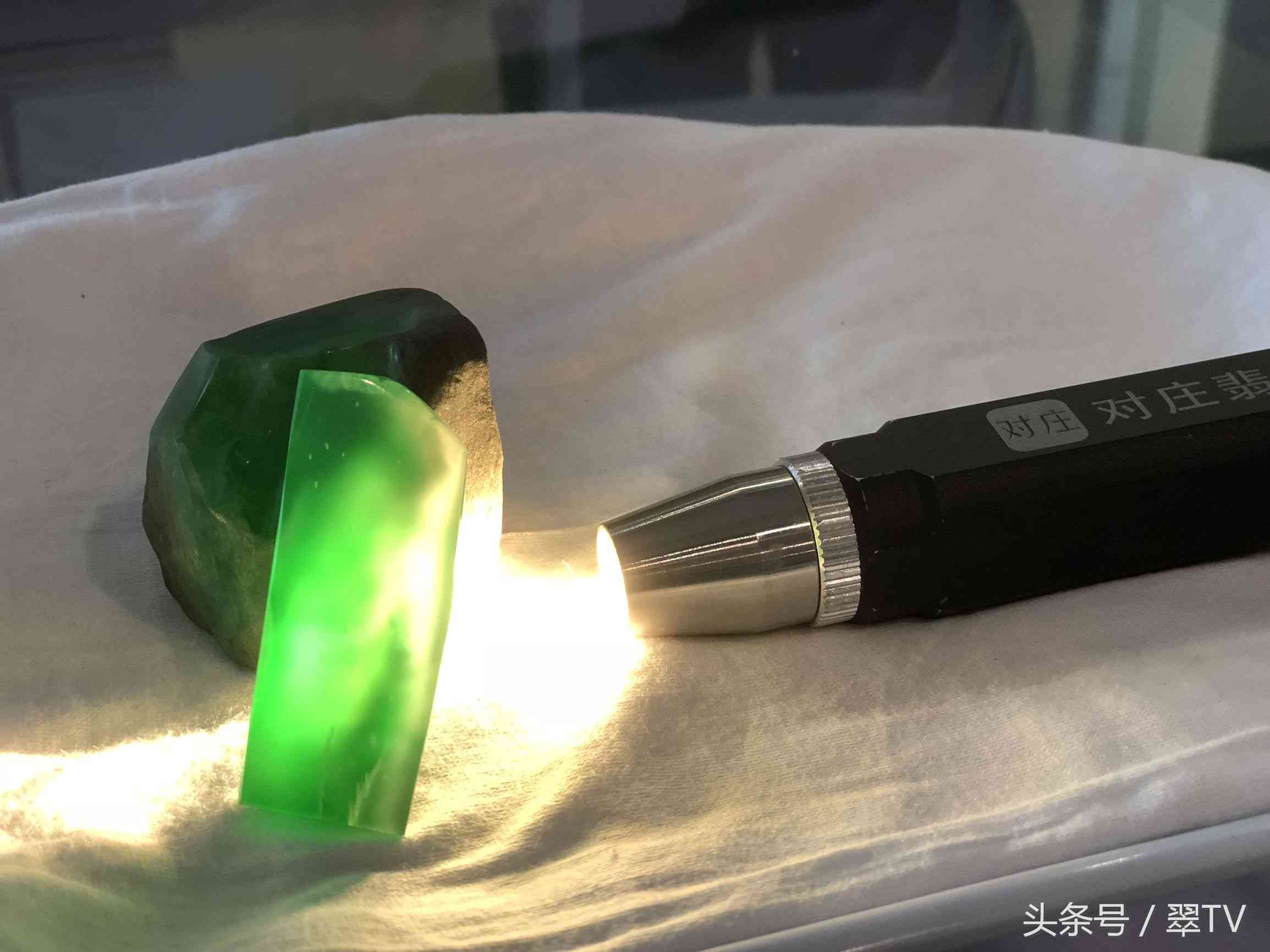 緬甸翡翠原石毛料(緬甸翡翠原石毛料玉石手鐲)插圖3