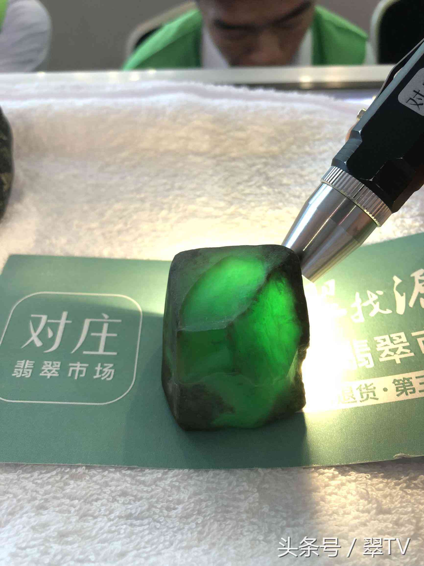 緬甸翡翠原石毛料(緬甸翡翠原石毛料玉石手鐲)插圖16