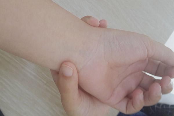 女性長期戴銀飾的壞處(戴銀變黑說明體內(nèi)濕氣重)插圖1