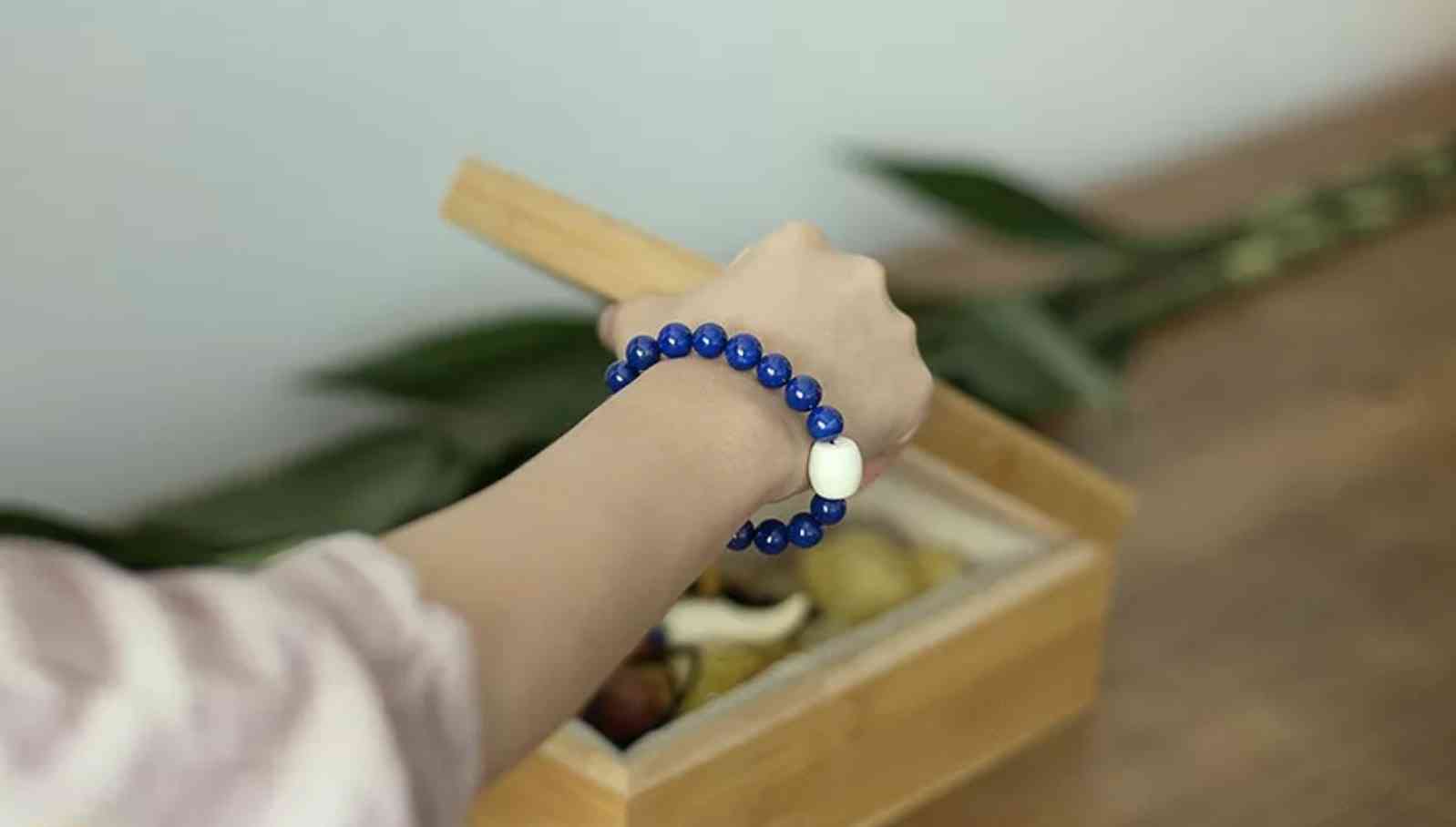 手鏈帶左手還是右手(女的帶手鏈帶左手還是右手)插圖5