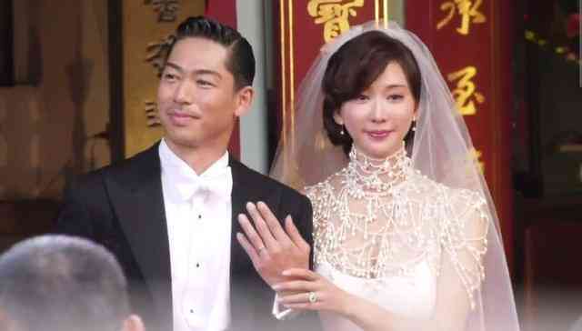 婚禮交換戒指是對戒還是鉆戒(婚禮交換戒指在哪個(gè)環(huán)節(jié))插圖4