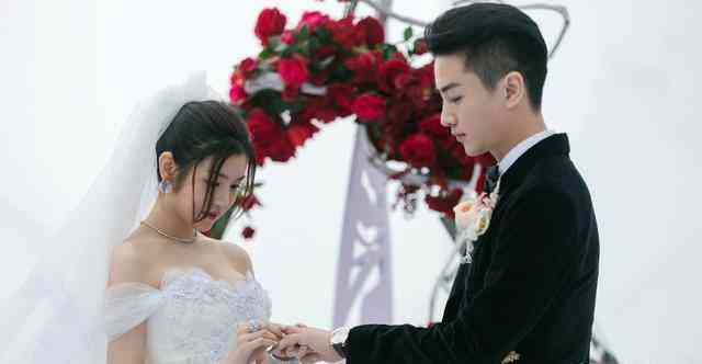 婚禮交換戒指是對戒還是鉆戒(婚禮交換戒指在哪個(gè)環(huán)節(jié))插圖8