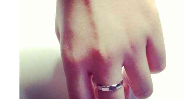 左手無名指戴戒指代表什么(左手中指戴戒指代表什么)插圖2