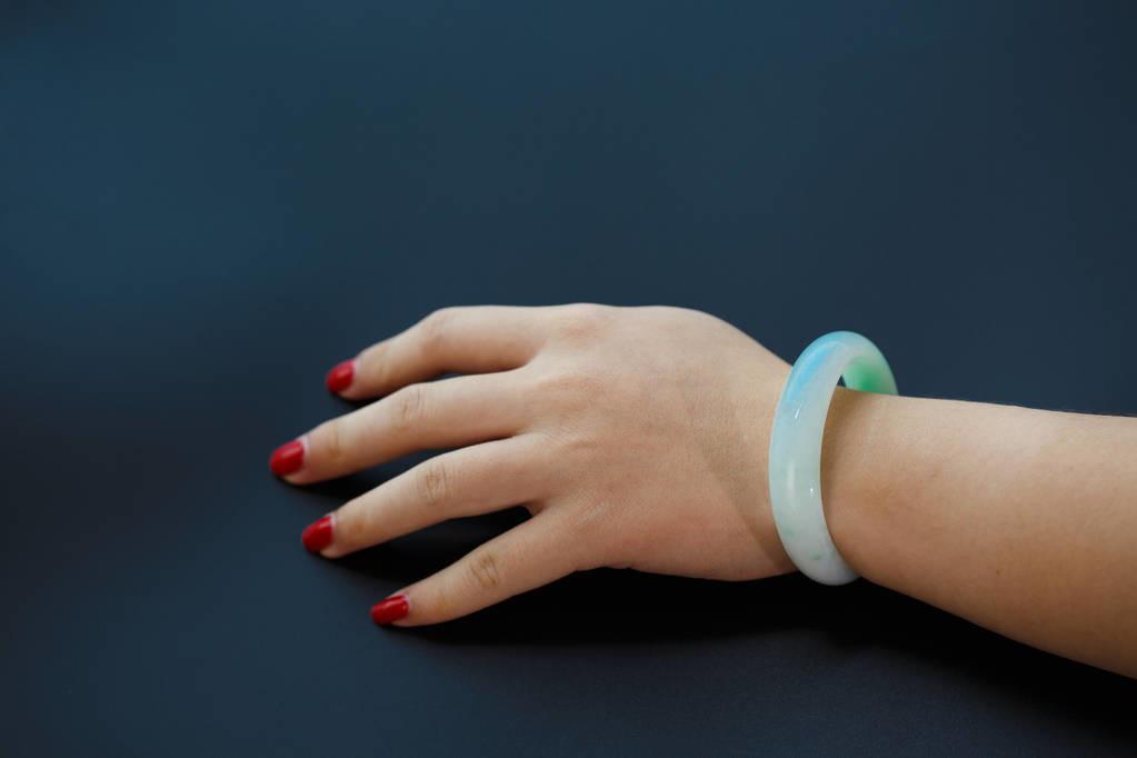 便宜的玉也能養(yǎng)人嗎(玉和翡翠有什么區(qū)別)插圖2